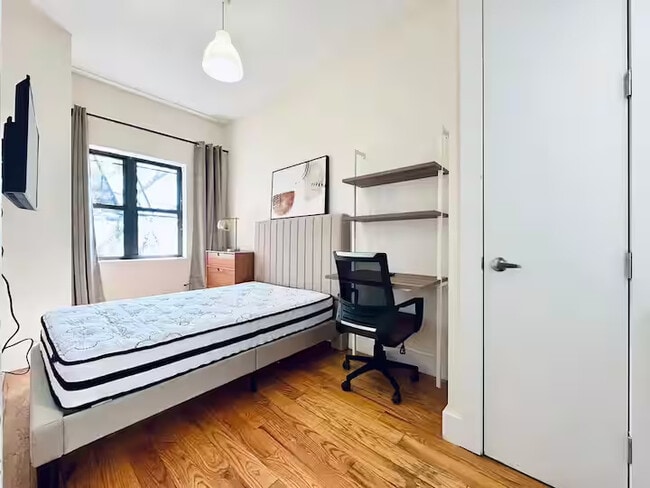 Building Photo - Furnished room/NOT APARTMENT