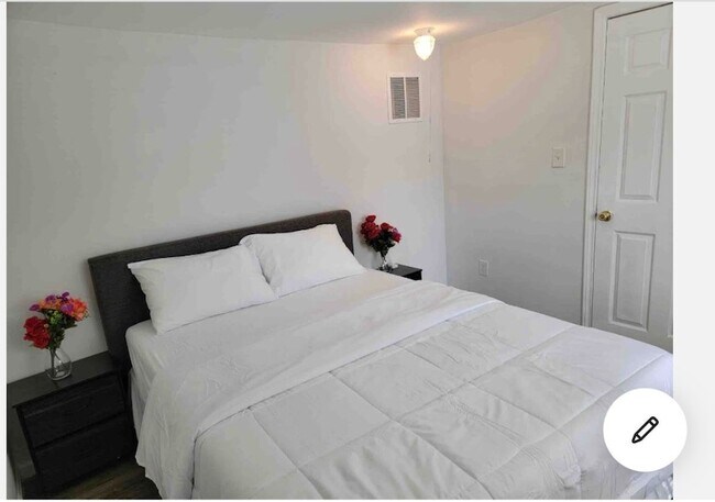 Building Photo - 8041 Howard Dr