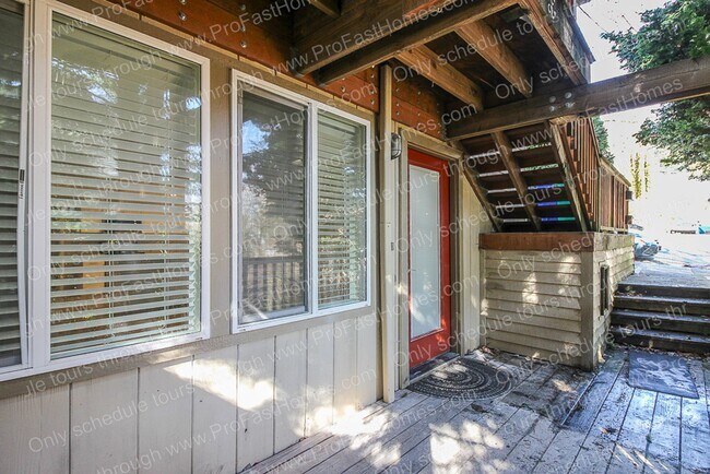 Building Photo - 212 SW Hamilton St Portland OR 97239