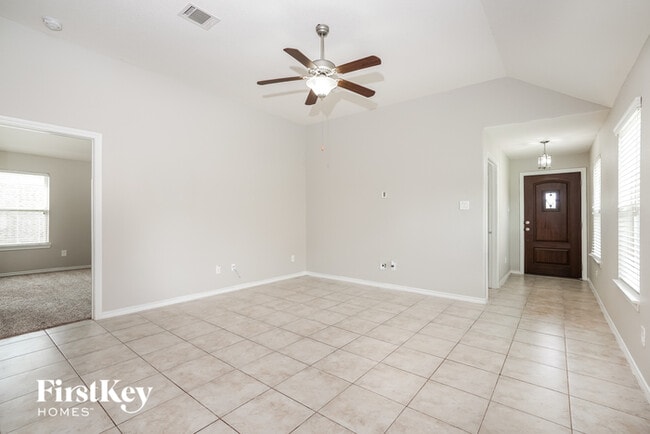 Building Photo - 10902 Camarillo Ct