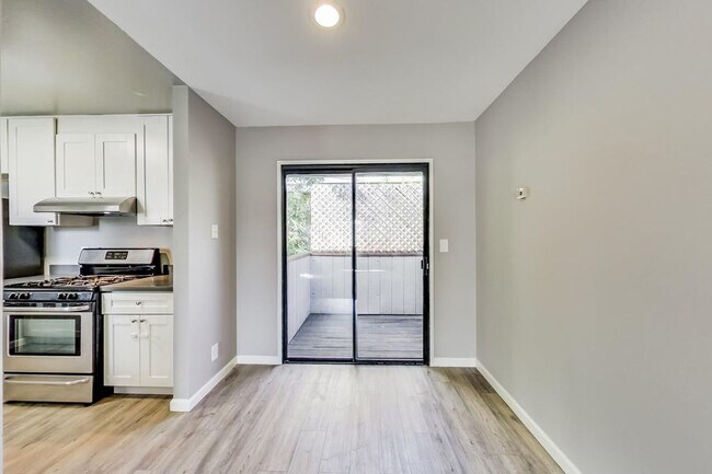 Building Photo - Pet Friendly Quiet Oasis w/Parking Include...