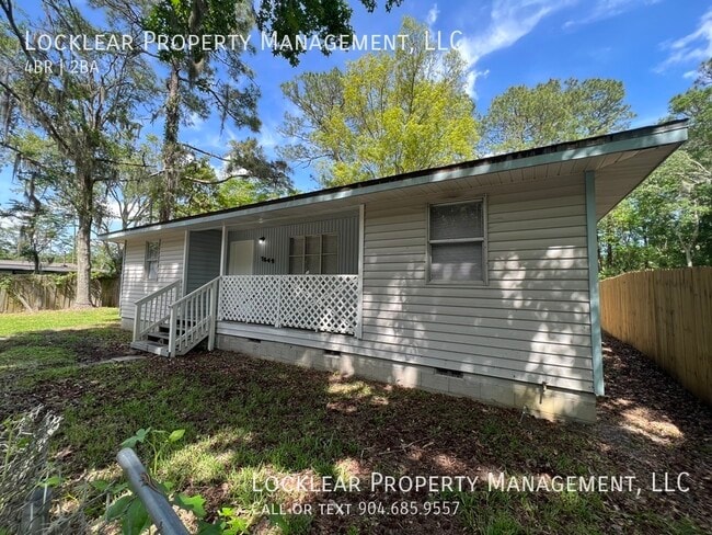 Building Photo - Spacious 4 bedroom home.