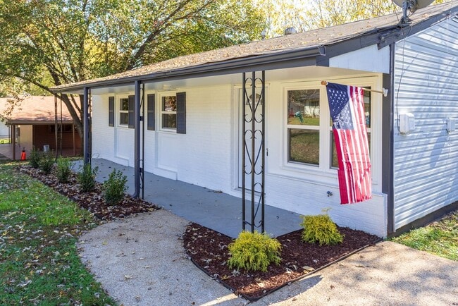 Building Photo - THREE BEDROOM/ONE BATH - CONVENIENT LOCATION!