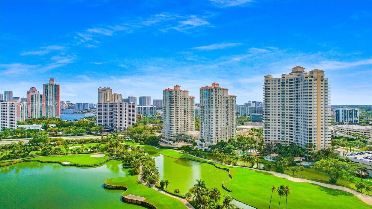 Foto principal - 19501 W Country Club Dr
