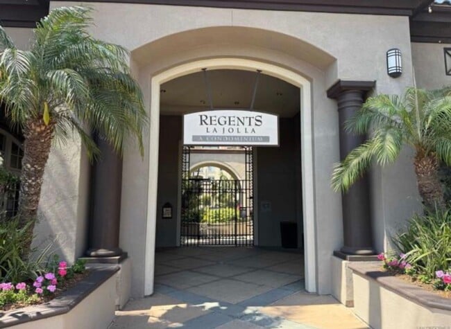 Foto del edificio - $2,950 - 1 Bed / 1 Bath Bottom Floor Beautiful Condo at Regents La Jolla