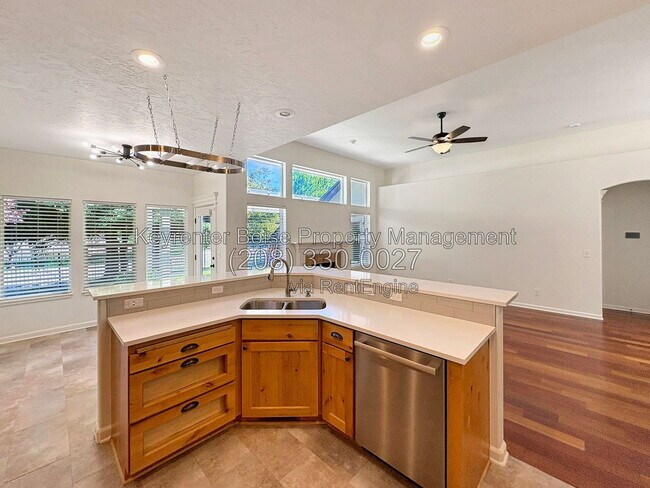 Foto del edificio - 650 E Whitney Ct