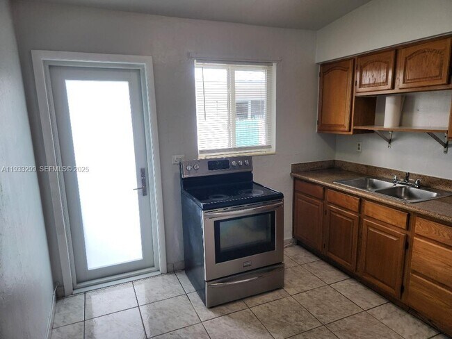 Foto del edificio - 1261 NW 24th St