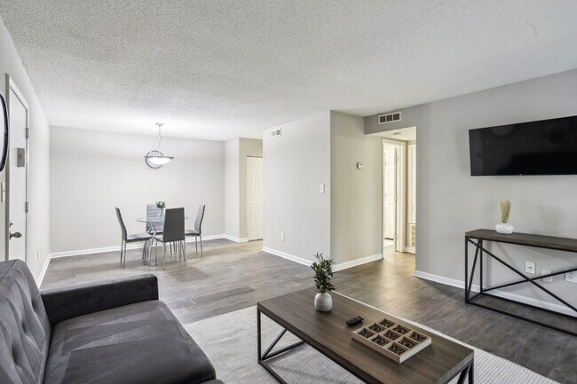 Foto del edificio - 1800 Lantern Ridge Dr