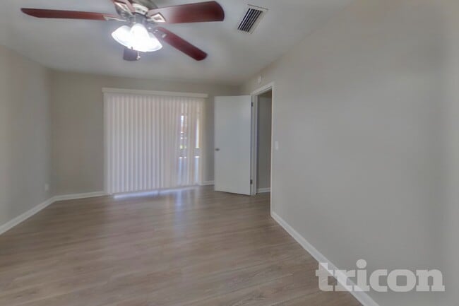 Building Photo - 671 Custer Cir