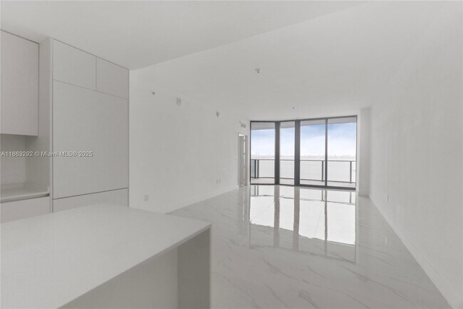 Foto del edificio - 700 NE 24th St
