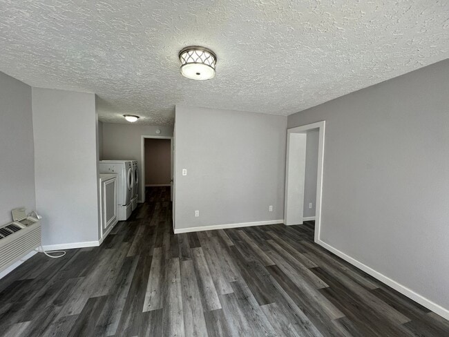 Building Photo - Great 2 Bedroom