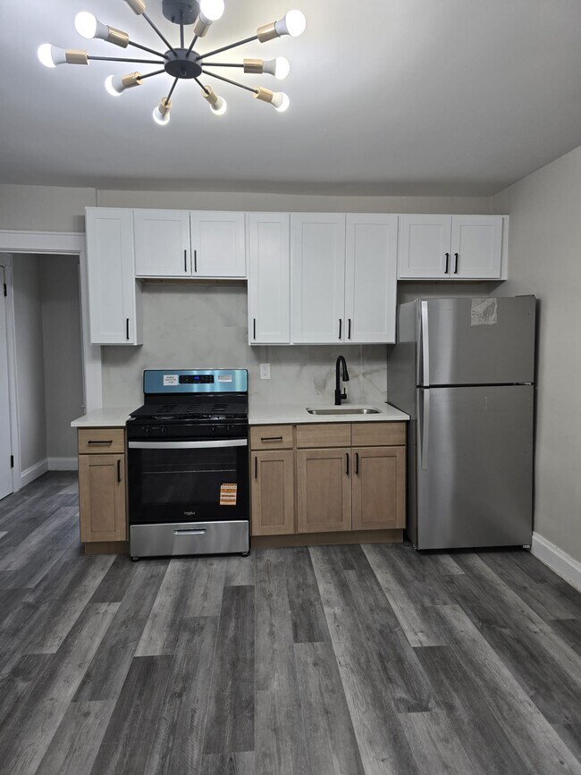 Building Photo - 212 Custer Ave