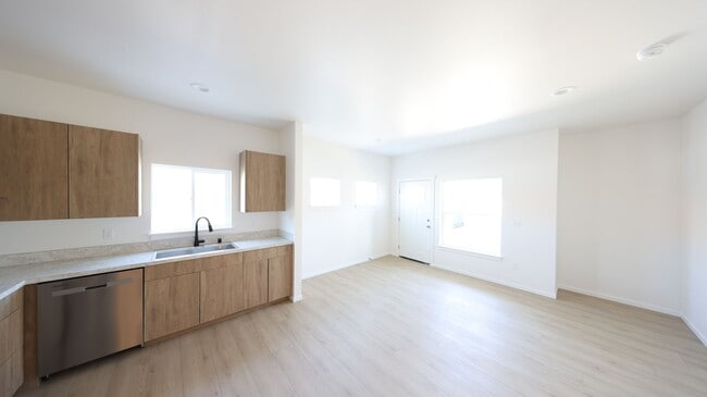 Building Photo - 2 Bed 2 Bath - Downtown Anacortes - NAS Whidbey - Island Hospital