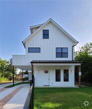 Building Photo - 907 E 44th St