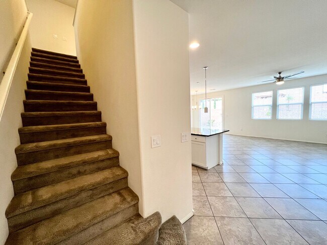 Foto del edificio - Welcome to this stunning 5-bedroom, 3-bath...