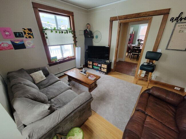 Foto del edificio - AVAILABLE JUNE - 6 BED 1.5 BATH Close to Campus!