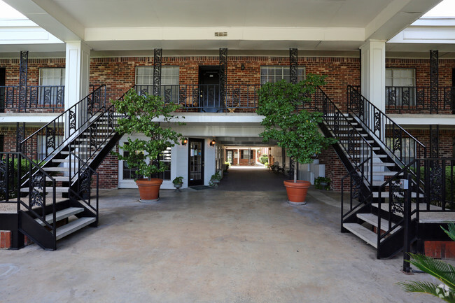 Patio frontal - Towne Oaks II Apartments