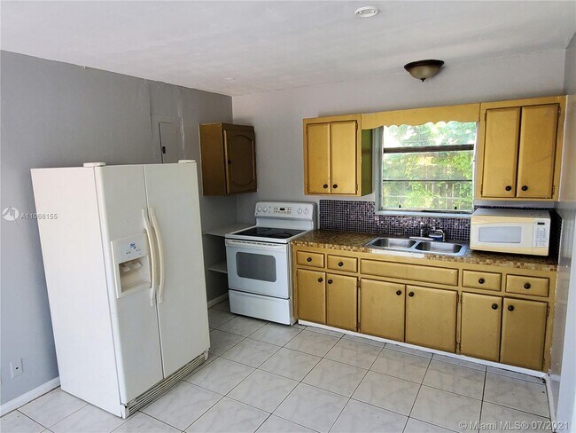 Building Photo - 1437 N Andrews Ave