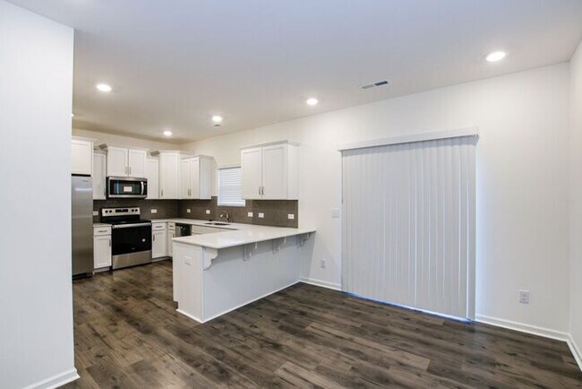 Foto del edificio - BEAUTIFUL 3BD/2.5BTH Townhome - Belmont - JULY MOVE IN