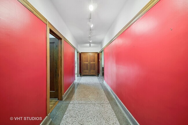 Building Photo - 5433 S E View Park