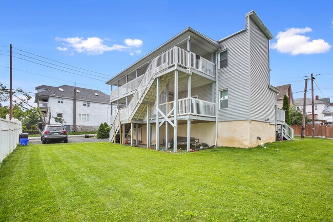 Building Photo - 1202 W Elm St