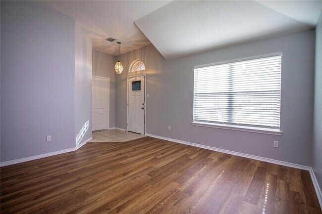 Foto del edificio - 1933 Joe Pool Dr