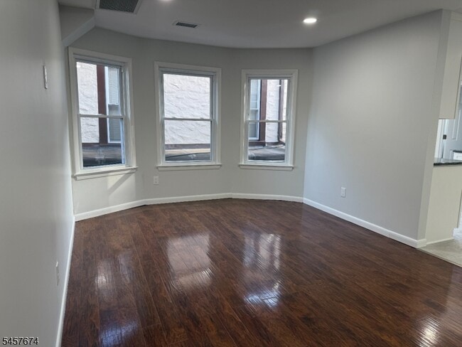 Building Photo - 584 Pompton Ave