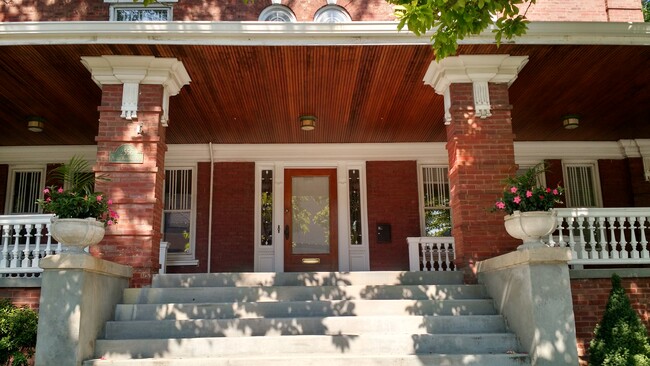 Building Photo - 2556 N Kimball Ave