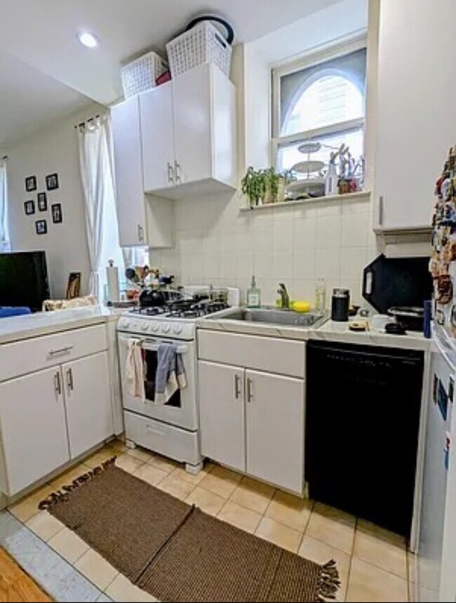 Foto del edificio - LARGE 1BR ON ELEVATOR BUILDING W/ JUMBO CL...