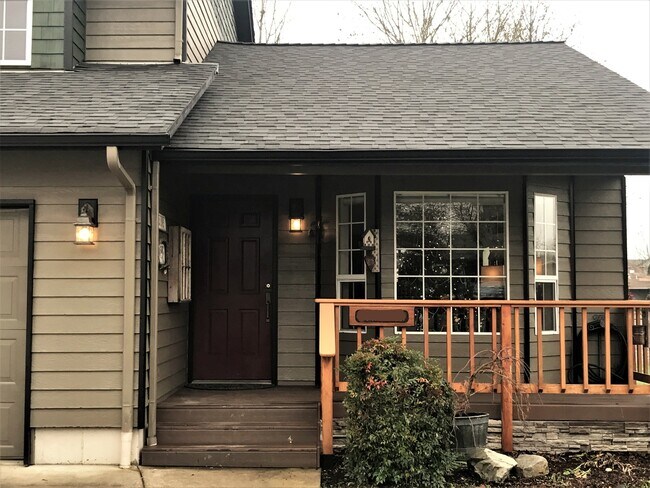Building Photo - Beautiful, Spacious Home in A Great Neighb...