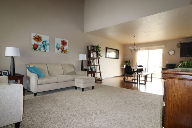 Building Photo - Large 3 Bedroom 2 Bath Townhouse style Duplex