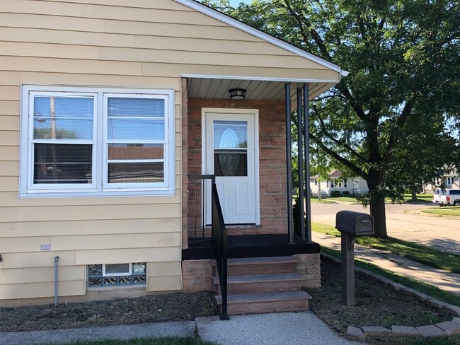 Building Photo - Charming 3-Bedroom Home Near Kenosha Dream...