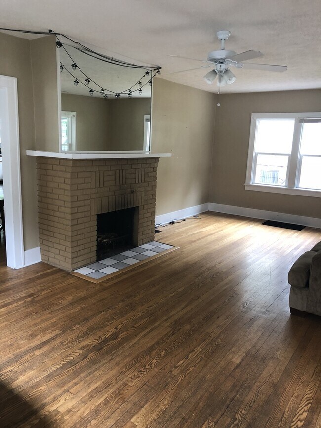 Building Photo - 3 Bedroom 2 Bath house