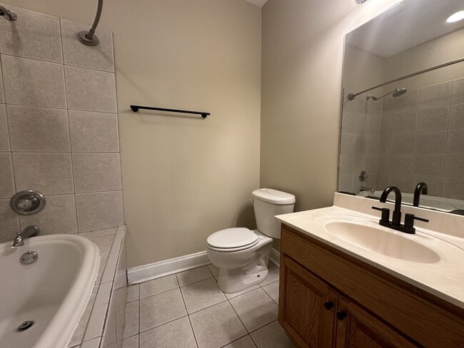 Building Photo - 353 E Longleaf Dr