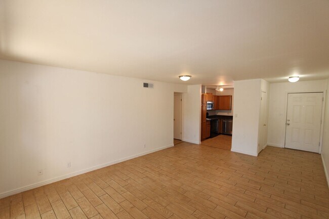 Foto del edificio - Ground-Level 2 Bedroom Condo in Pineview Village | Covered Parking + Storage