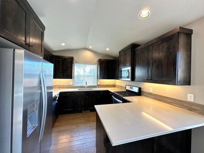 Building Photo - Beautiful Newer 3 bdrm 2 bath Home!