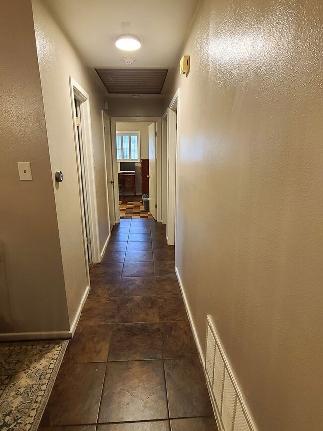 Building Photo - ** 3 Bedroom Rental Steps From Pollard Par...