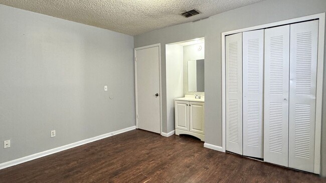 Foto del edificio - Second floor 2/1 Available for Move in! Affordable and Conveniently Located!