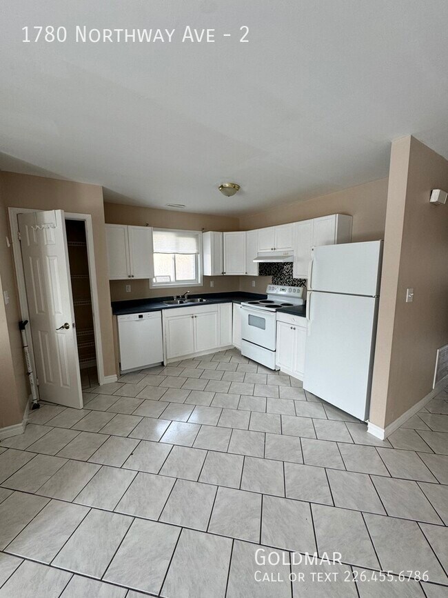 Photo du bâtiment - 2 Bedroom Unit Located Right off of Huron Church!