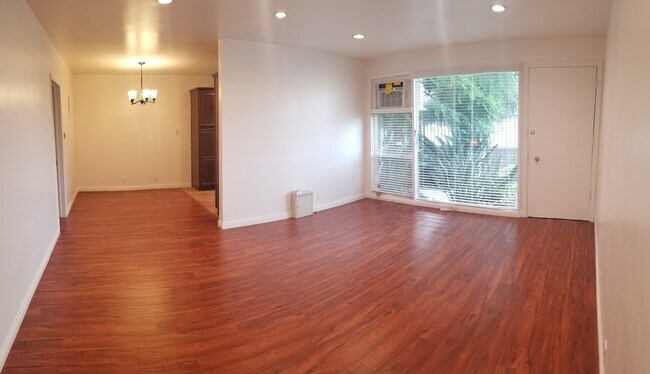 BEAUTIFUL HARDWOOD FLOORS WHILE ENTERING A LARGE LIVING AREA - 621 S Wilton Pl