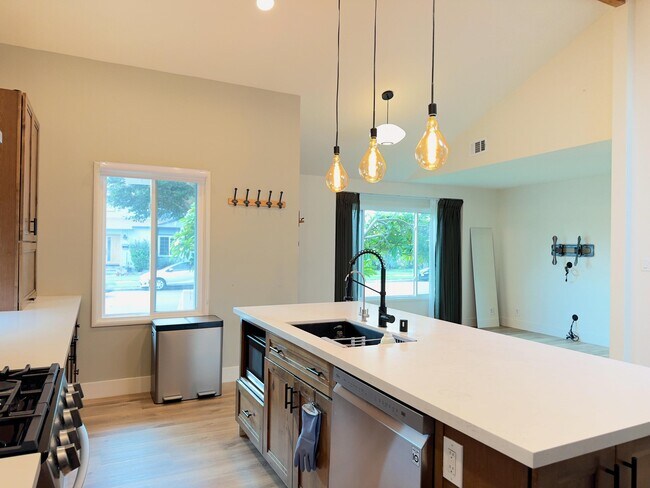 Foto del edificio - 5908 Graywood Ave