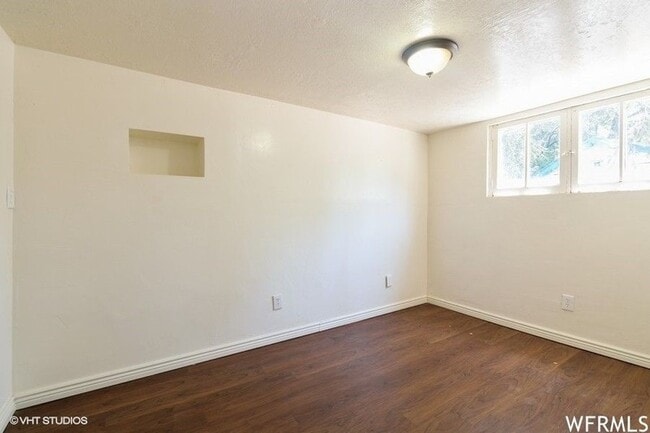 Building Photo - 255 400 N