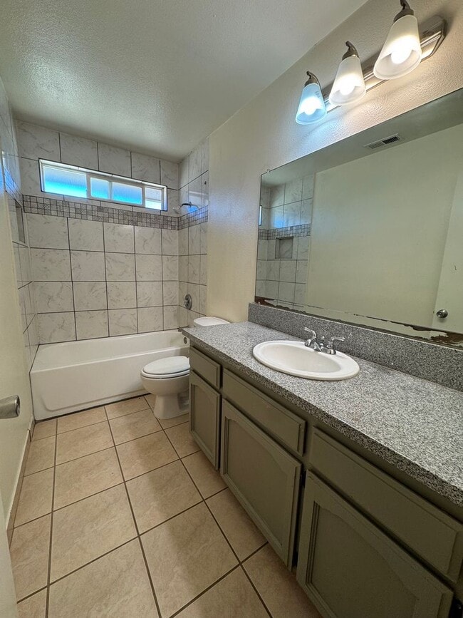 Building Photo - Madera Home