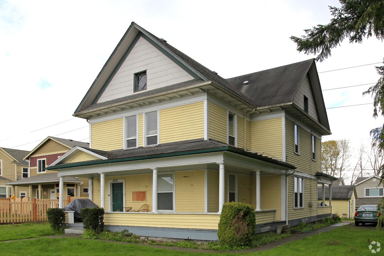 Primary Photo - 1231 E Marine View Dr