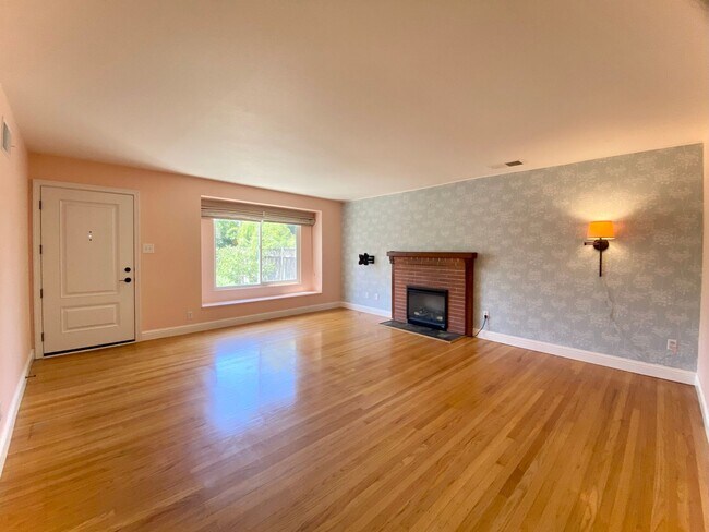 Building Photo - Gorgeous 3 Bedroom 2 Bath Home with Specta...