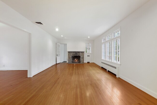 Foto del edificio - 5325 Chevy Chase Pky NW
