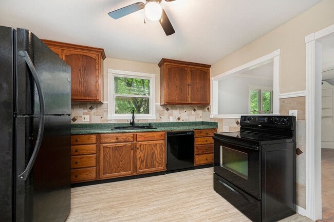 Building Photo - MOVE-IN SPECIAL: 1/2 OFF FIRST MONTH 3BR/2...