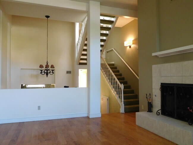 Building Photo - AVAILABLE AUGUST - Windermere Village Town...