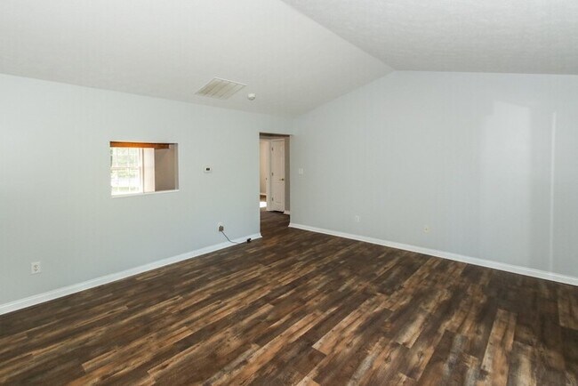 Building Photo - 3 Bedroom in Warren Township