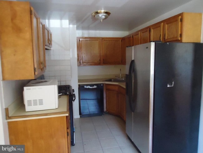 Building Photo - 5851 Quantrell Ave